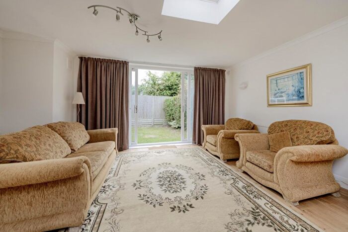 3 Bedroom Bungalow To Rent In Oakfield Road, London, N3