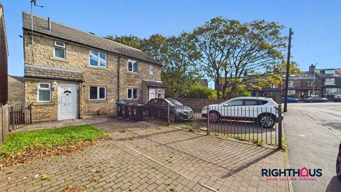 4 Bedroom Semi Detached House To Rent In Beechwood Avenue, Bradford, BD6