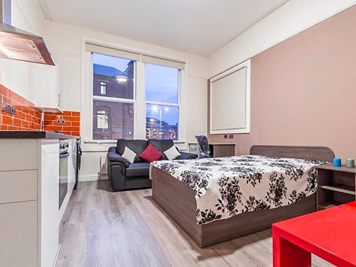 Apartment To Rent In Apt, Queen Square #, LS2