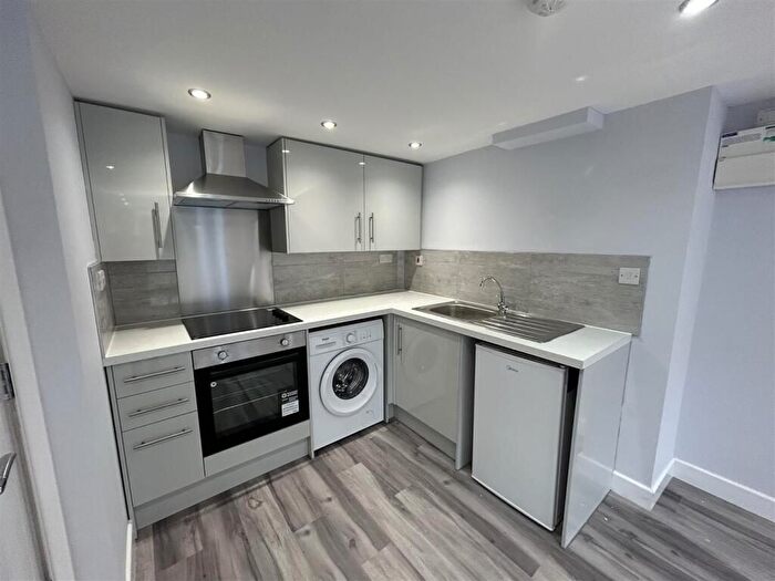 2 Bedroom Flat To Rent In Linkway London, SW20