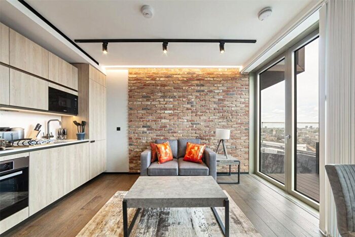 Flat To Rent In Hewett Street, Shoreditch, EC2A