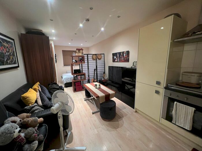 Studio To Rent In Finchley Road, London, NW11