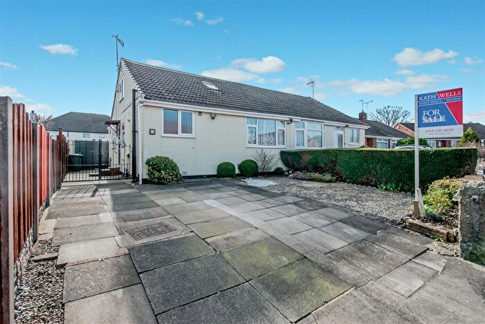 2 Bedroom Semi Detached Bungalow For Sale In Castle Ings Gardens, New Farnley, Leeds, LS12