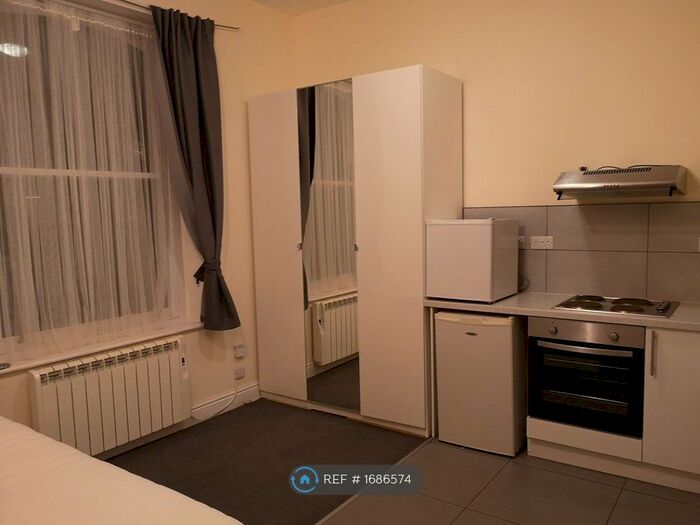 Studio To Rent In Gloucester Drive, London, N4