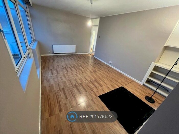 3 Bedroom Flat To Rent In Fowler House, London, SW8