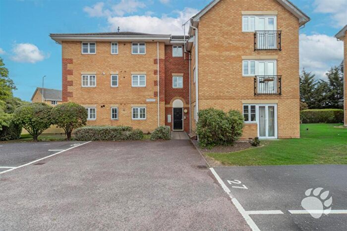 2 Bedroom Flat For Sale In Browning Drive, Wickford, SS12