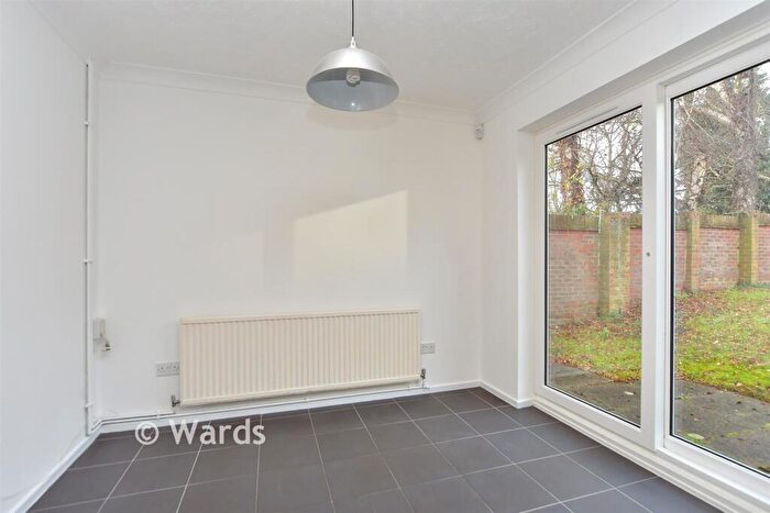 3 Bedroom Detached House For Sale In Fallowfield, Sittingbourne, Kent, ME10