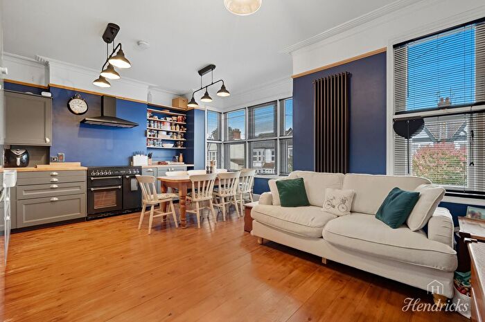 3 Bedroom Flat For Sale In Valkyrie Road, Westcliff-On-Sea, SS0