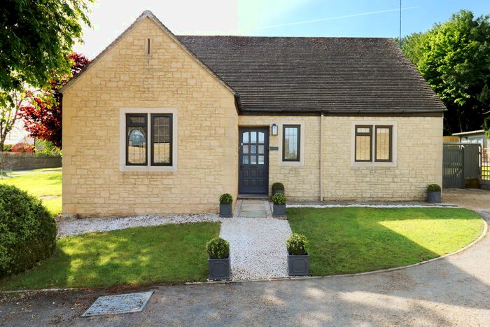 2 Bedroom Bungalow For Sale In Sinnels Field, Shipton Under Wychwood, Chipping Norton, OX7