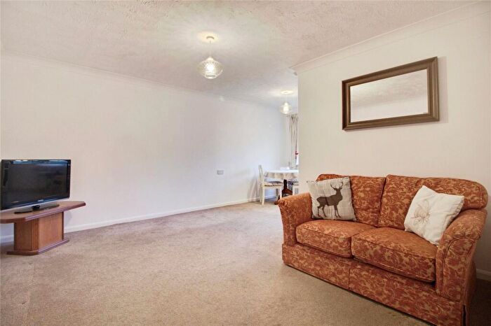 2 Bedroom Apartment For Sale In Hudsons Court, Potters Bar, EN6