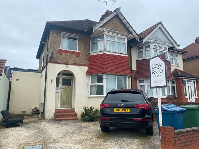 2 Bedroom Flat To Rent In Vancouver Road, Edgware, Greater London, HA8