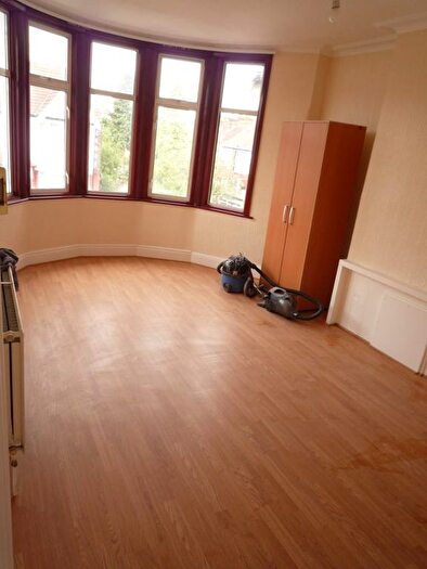 1 Bedroom Flat To Rent In Lodge Drive, First Floor, London, N13