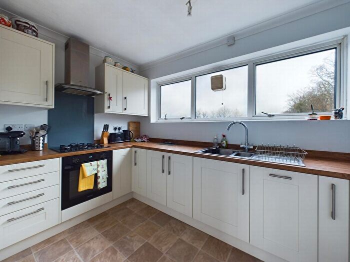 2 Bedroom Flat For Sale In Queens Court, Haywards Heath, RH16