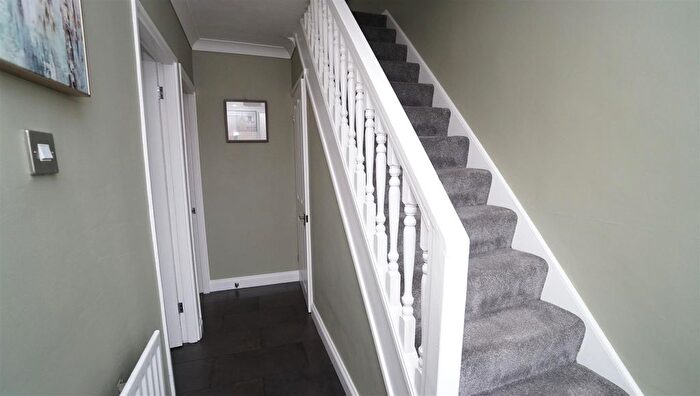 3 Bedroom Town House For Sale In Farm Hill Road, Idle, Bradford, BD10