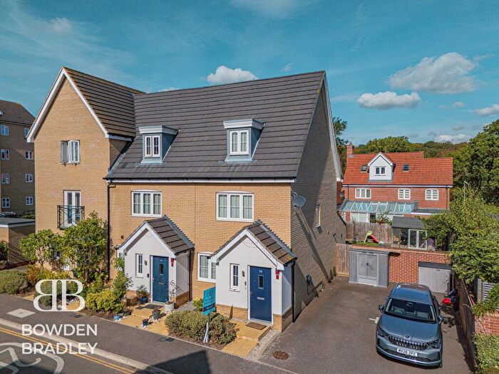 3 Bedroom End Of Terrace House To Rent In Five Oaks Lane, Chigwell, IG7