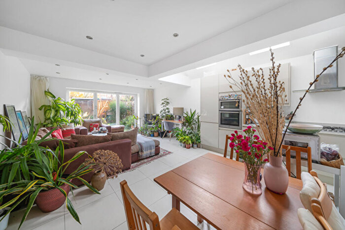 2 Bedroom Apartment To Rent In Cavendish Road, SW12