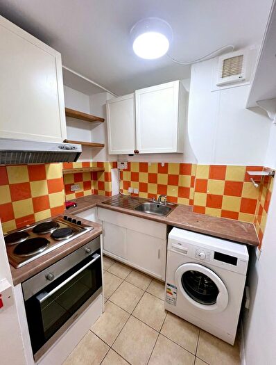 1 Bedroom Flat To Rent In Jeffreys Road, Clapham North, SW4