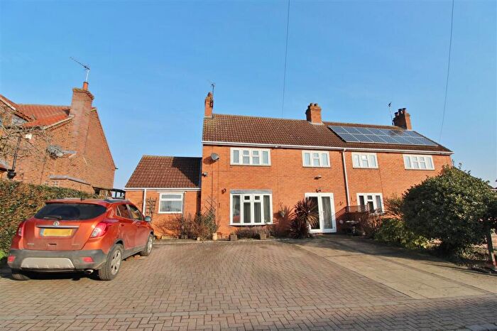 3 Bedroom Semi-Detached House For Sale In West View, Ancaster, Grantham, NG32