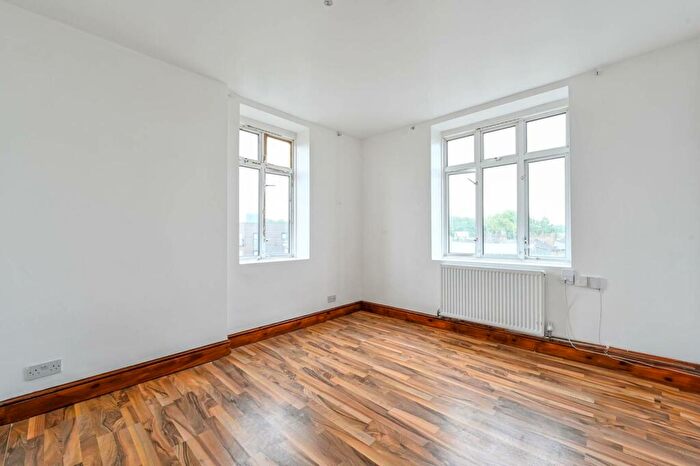 2 Bedroom Flat To Rent In Shacklewell Lane, Shacklewell, London, E8