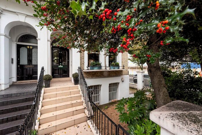 1 Bedroom Flat To Rent In Redcliffe Gardens, Chelsea, London, SW10