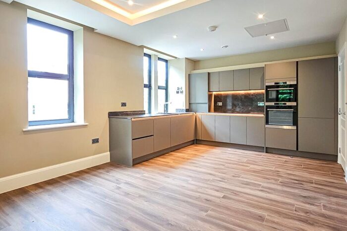 3 Bedroom Apartment To Rent In Windsor Court, Clarence Drive, HG1