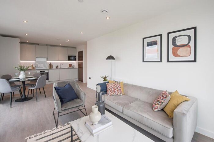 2 Bedroom Flat To Rent In Thames Quarter, Reading, RG1