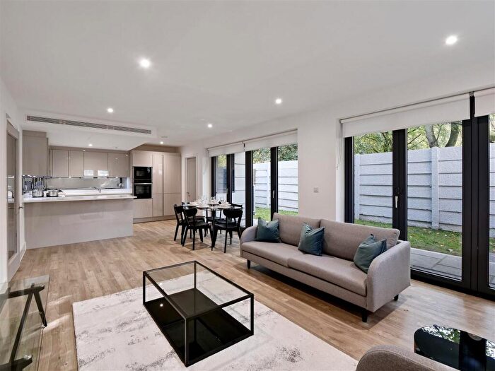 3 Bedroom Mews For Sale In Rosbud Mews, Jamaica Road, SE16