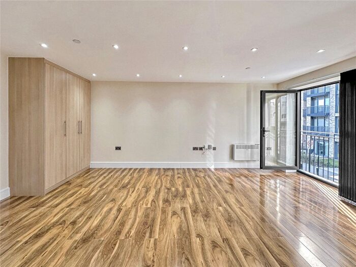 1 Bedroom Flat To Rent In Church Street, Slough, Berkshire, SL1