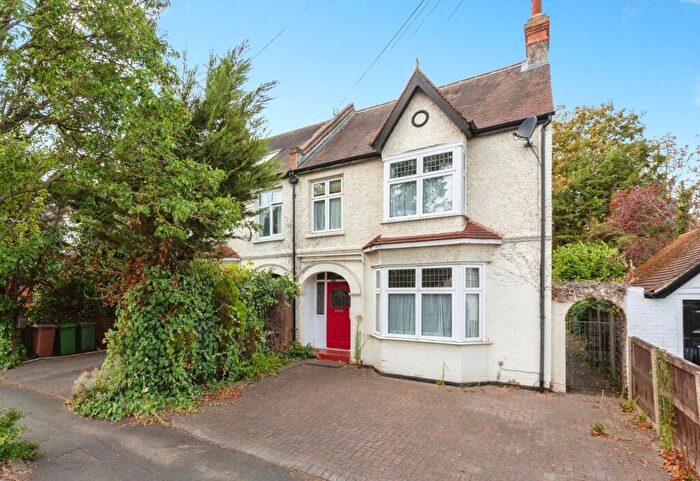 4 Bedroom Semi-Detached House For Sale In Lynwood Drive, Worcester Park, KT4