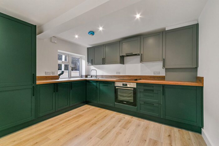 2 Bedroom Flat For Sale In Kingswood Way, South Croydon, CR2