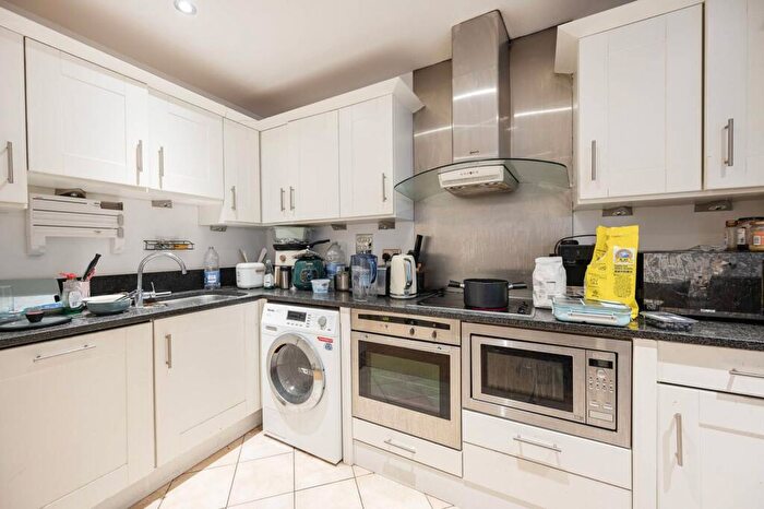 2 Bedroom Flat For Sale In Tudor Street, Islington, London, EC4Y