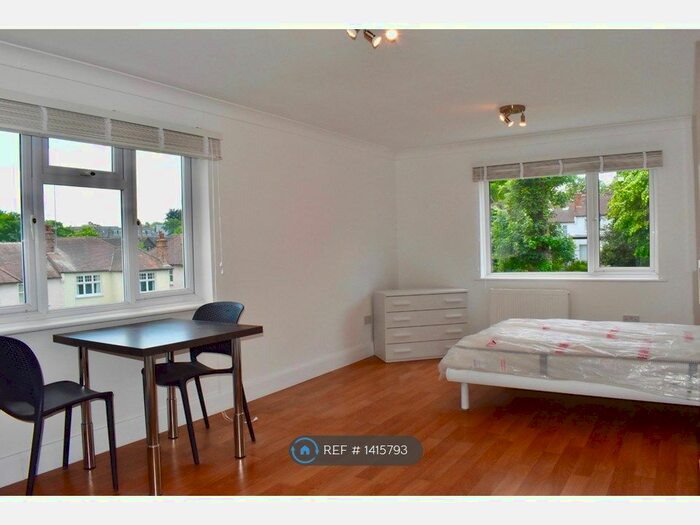Studio To Rent In Warwick Road, Barnet, EN5