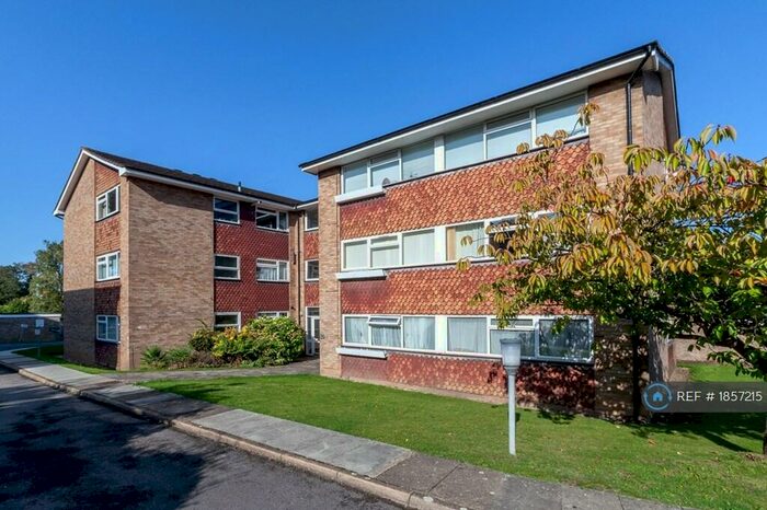 2 Bedroom Flat To Rent In Christchurch Park, Sutton, SM2