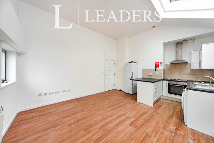 2 Bedroom Flat To Rent In Cardiff Road, Luton, Bedfordshire, LU1