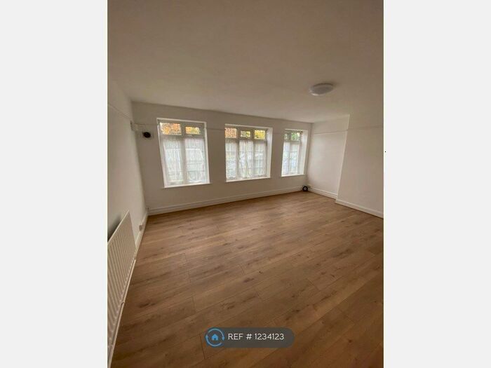 2 Bedroom Flat To Rent In Tabor Court, Cheam, Sutton, SM3