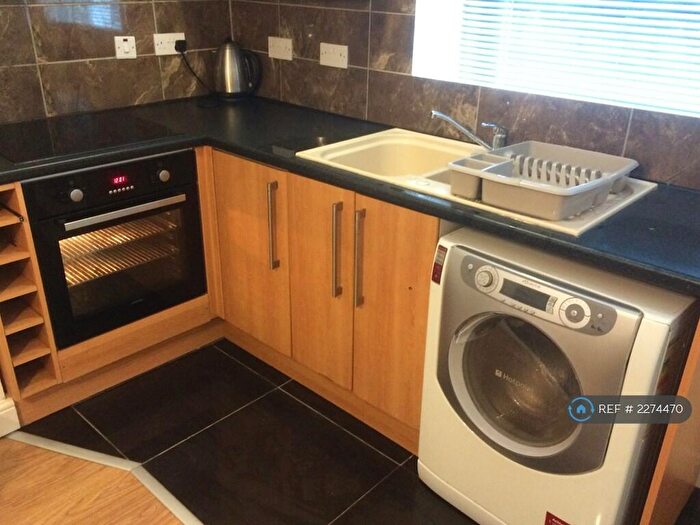 1 Bedroom Flat To Rent In Manchester Road, Huddersfield, HD4