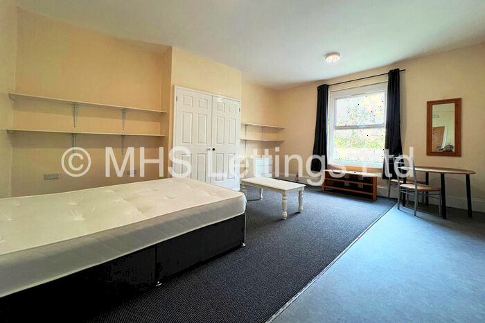 Studio To Rent In Flat, Moorland Road, Leeds, LS6