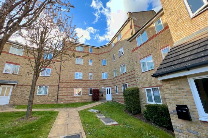 2 Bedroom Flat To Rent In Rookes Crescent, Chelmsford, CM1