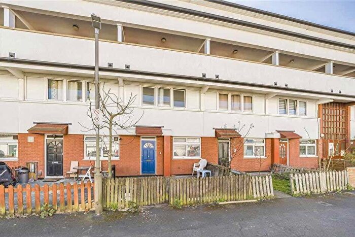3 Bedroom Flat For Sale In Timsbury Walk, Roehampton, SW15