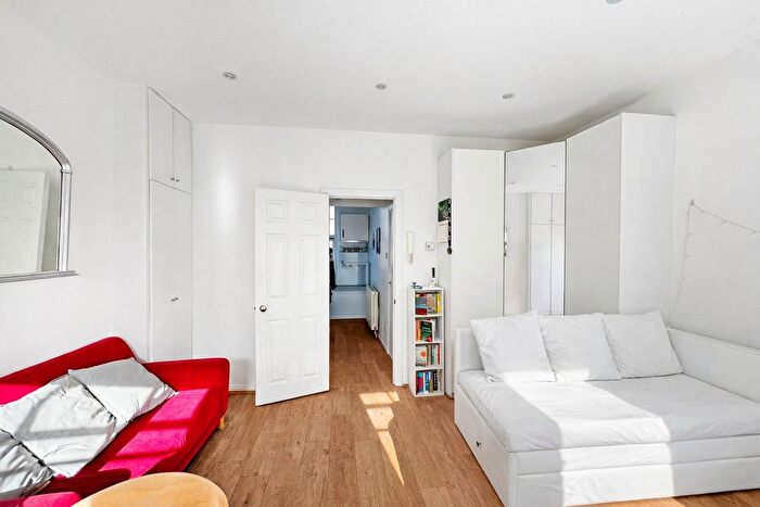 1 Bedroom Studio For Sale In St Peters Street, London, N2