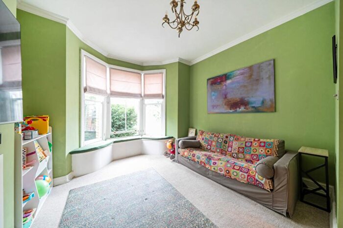 3 Bedroom Flat For Sale In Kingsgate Road, West Hampstead, London, NW6