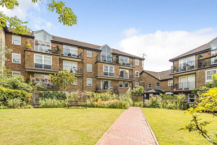 3 Bedroom Flat For Sale In Battersea Bridge Road, Battersea, London, SW11