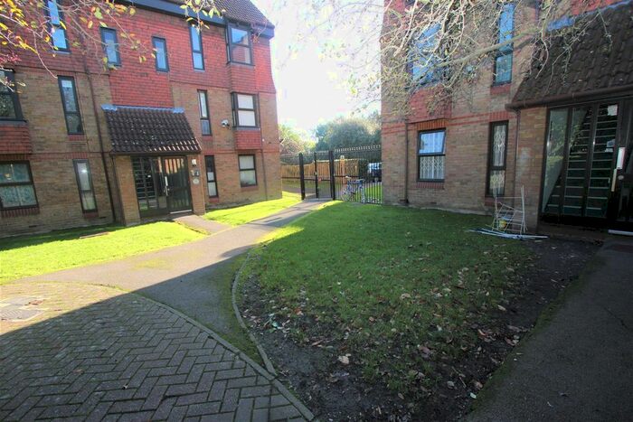 Studio To Rent In Coopers Close, Stepney Green, London E1