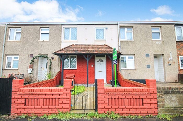 3 Bedroom Terraced House For Sale In Coltsfoot Path, Romford, RM3