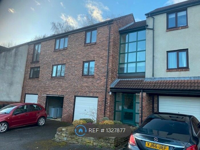 2 Bedroom Flat To Rent In Baildon, Baildon, Shipley BD17