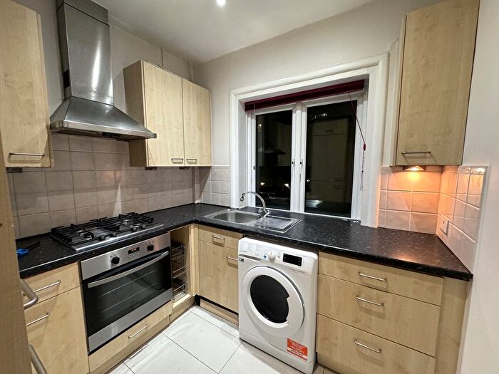 2 Bedroom Flat To Rent In Beverley Gardens, London, NW11