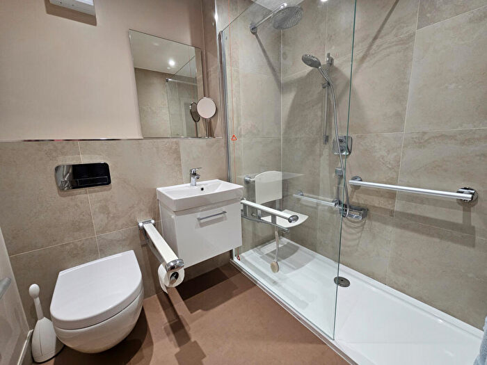 1 Bedroom Apartment For Sale In Gidea Lodge, Gidea Park, RM2