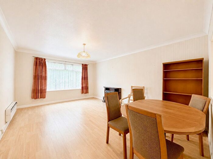 1 Bedroom Flat To Rent In The Avenue, Worcester Park, KT4