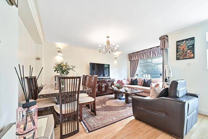 4 Bedroom Semi-Detached House For Sale In Dalmeny Road, Oakleigh Park, Barnet, EN5