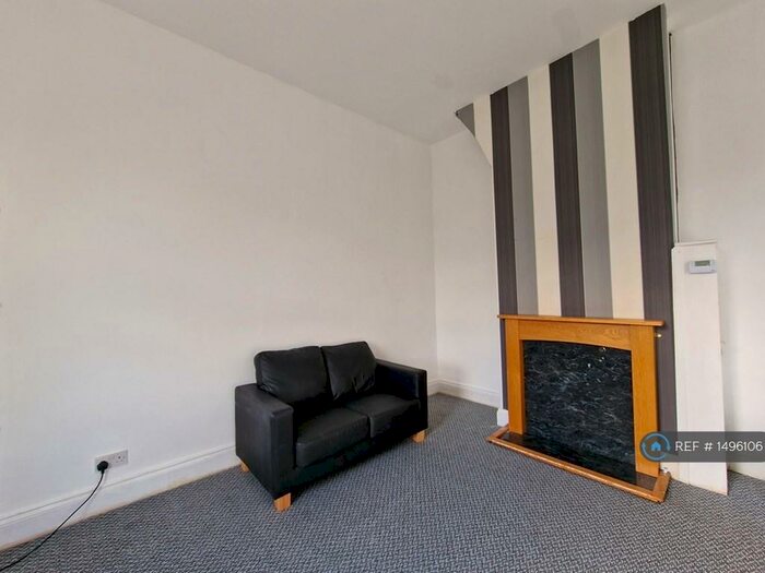1 Bedroom Flat To Rent In Glossop Terrace, Manchester, M40